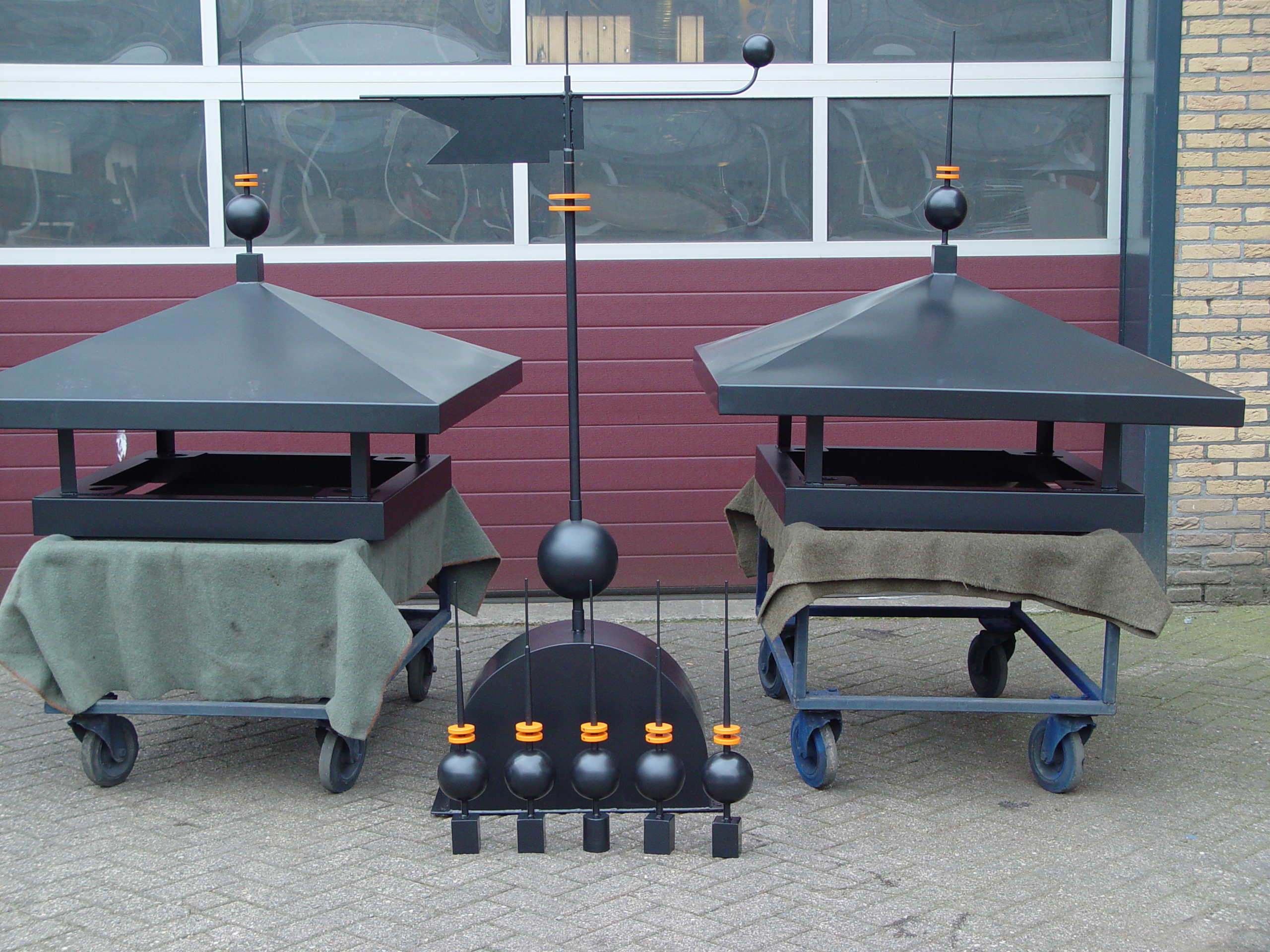 moderne schoorsteenkap met sierpunten