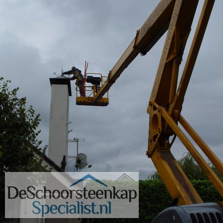 Schoorsteenkap met Windwijzer gemonteerd