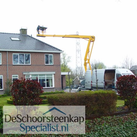 schoorsteenkap met hoogwerker gemonteerd