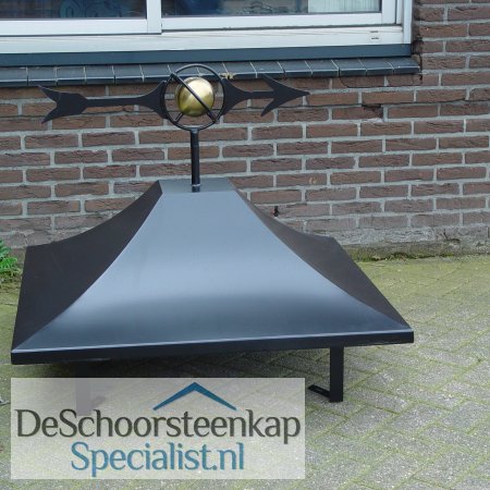 Schoorsteenkap zadeldak met windwijzer wereldbol