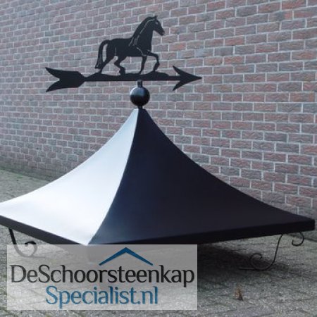 Getoogde schoorsteenkap met krulpoten en een windwijzer paard!
