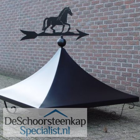 Getoogde schoorsteenkap met krulpoten en een windwijzer paard!